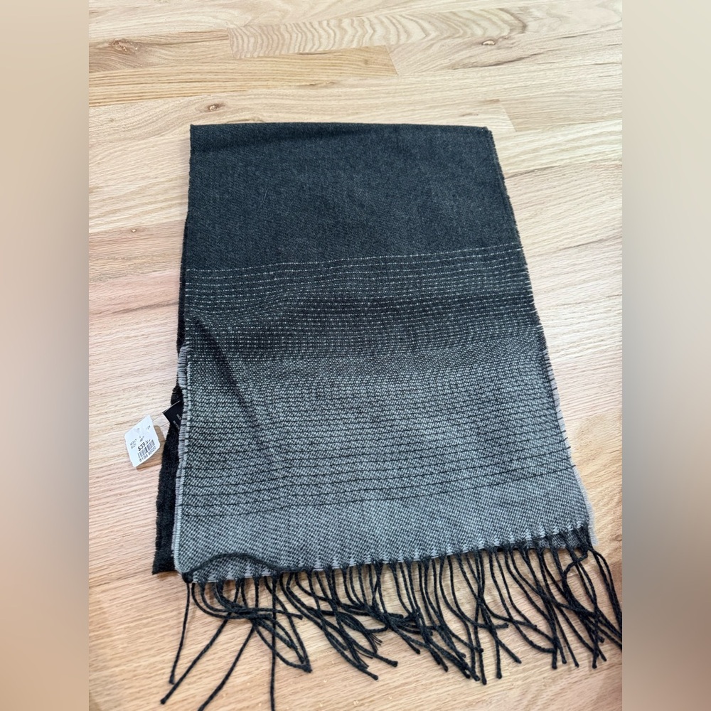 NWT Men’s Scarf Grey Fringe